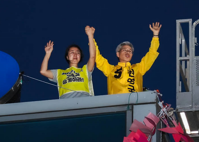 권영국 민주노동당 대선 후보(사진 오른쪽)가 지난 20일 경북 구미 한국옵티칼하이테크 공장에서 499일째 고공농성 중인 박정혜 금속노조 한국옵티칼하이테크지회 수석부지회장을 만나 손을 들어보이고 있다. 민주노동당 제공