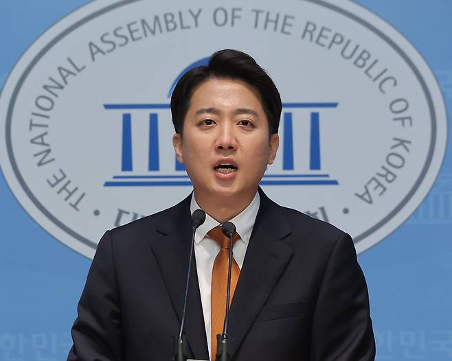 이준석 개혁신당 대선 후보가 22일 국회 소통관에서 김문수 국민의힘 대선 후보와의 단일화 요구에 대한 입장 발표 기자회견을 하고 있다. 연합뉴스