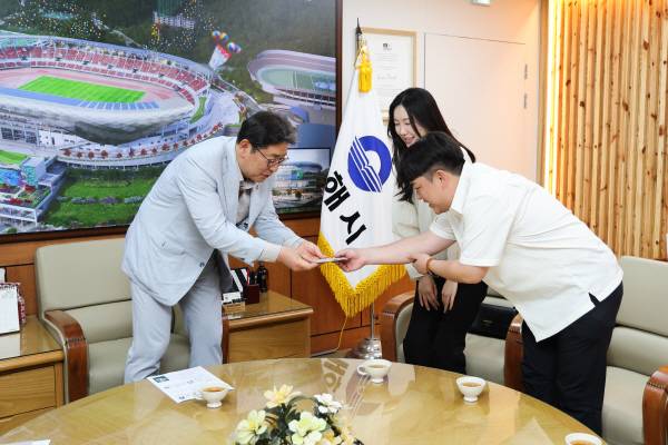 지난 21일 ‘나는 김해솔로’ 3기를 통해 다음 달 결혼식을 올리게 된 예비부부가 홍태용시장에게 청첩장을 전달하고 있다. 김해시 제공