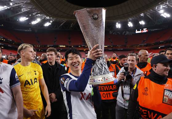 Tottenham Hotspur's Son Heung-min celebrates after winning the Europa League over Manchester United at the Estadio San Mamés Stadium in Bilbao, Spain, on May 21. [REUTERS/YONHAP]