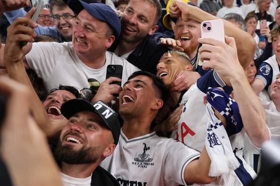 Tottenham's Richarlison celebrates with supporters after winning the UEFA Europa League final soccer match between Tottenham Hotspur and Manchester United in Bilbao, Spain, on May 21. [EPA/YONHAP]