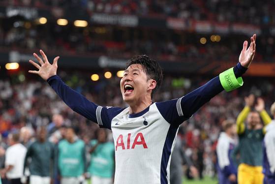 Tottenham Hotspur's Son Heung-min celebrates after winning the Europa League over Manchester United at San Mamés Stadium in Bilbao, Spain, on May 21. [REUTERS/YONHAP]
