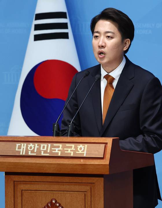 Reform Party presidential candidate Lee Jun-seok speaks during a press conference at the National Assembly in Yeouido, western Seoul, on May 22. [NEWS1]