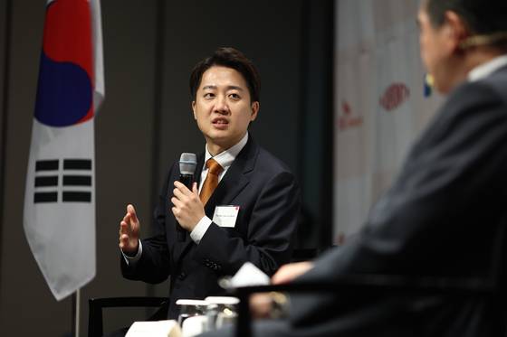 Reform Party presidential candidate Lee Jun-seok speaks during a special election spotlight dialogue hosted by the American Chamber of Commerce in Korea (Amcham) at the Grand Hyatt Seoul on May 22. [YONHAP]