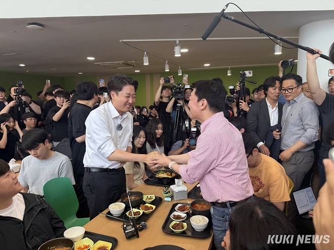 이준석 개혁신당 대선 후보가 21일 경기 성남시 가천대에서 안철수 국민의힘과 만나 악수하고 있다. 송금종 기자&nbsp;