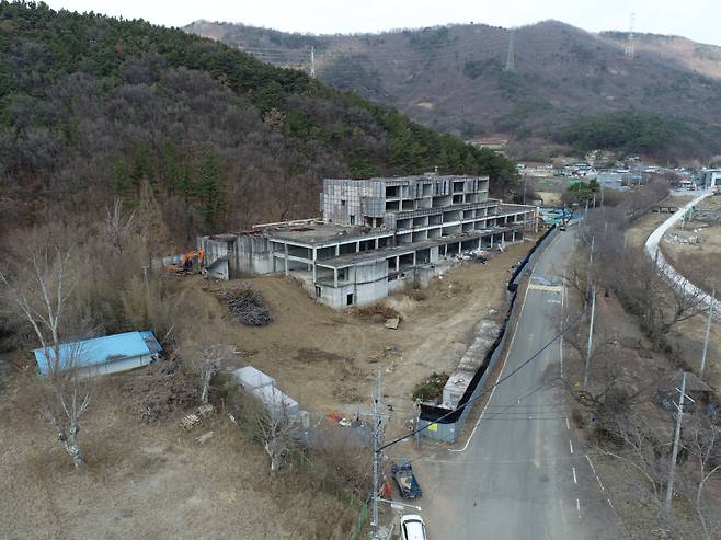 16년간 방치돼 지역 흉물로 전락한 대구 달성군 논공읍 옛 약산온천호텔 철거 전 모습. 달성군청 제공&nbsp;