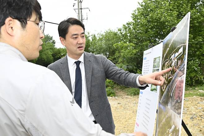 최재훈 달성군수가 철거가 완료된 옛 약산온천호텔 부지를 방문해 점검하고 있다. 달성군청 제공&nbsp;