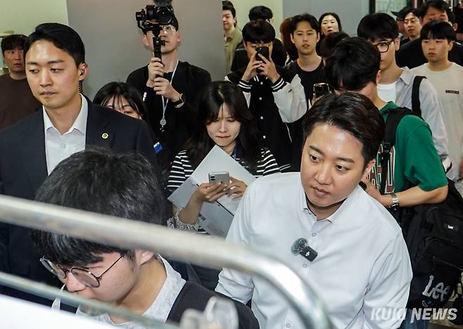 "뭐가 맛있을까"이준석 개혁신당 대선 후보가 22일 인천 미추홀구 인하대학교 학생식당에서 열린 '학식먹자 이준석' 행사에서 식권을 구매하고 있다.