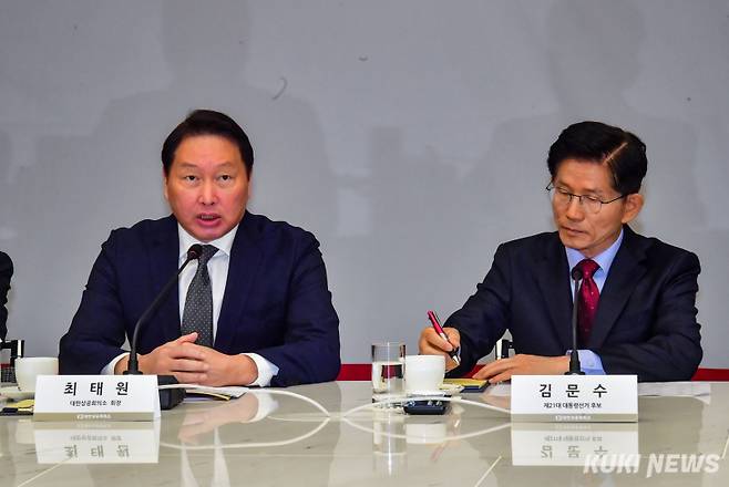 최태원(왼쪽) 대한상의 회장이 22일 서울 중구 대한상공회의소에서 열린 '경제5단체장 간담회'에서 발언하고 있다.
