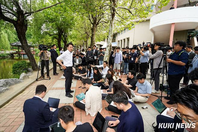 이준석 개혁신당 대선 후보가 22일 인천 미추홀구 인하대학교 학생식당에서 열린 '학식먹자 이준석' 행사를 앞두고 취재진의 질문에 답하고 있다. 유희태 기자