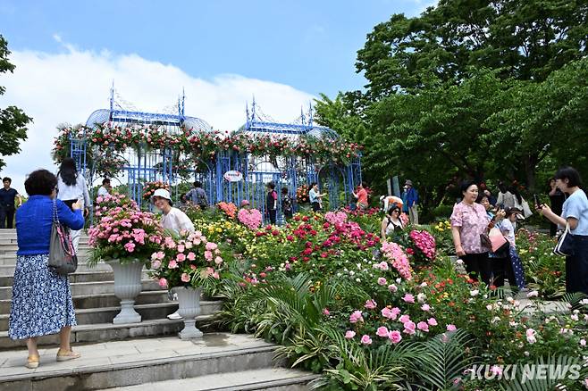 &nbsp;2025 서울국제정원박람회 개막 첫 날인 22일 서울 동작구 보라매공원을 찾은 시민들이 아름답게 조성된 정원에서 사진도 찍고 나들이하며 성큼 다가온 초여름을 즐기고 있다.&nbsp;
