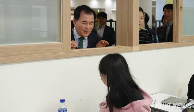 김지철 충남교육감이 천안여자고등학교 미향관 준공식을 마친 뒤 새롭게 변신한 교실 내부를 살며시 들여다보고 있다.