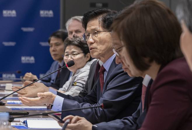 김문수 국민의힘 대선후보가 22일 서울 용산구 대한의사협회를 방문해 김택우 의사협회장을 비롯한 회장단과 가진 간담회에서 의정갈등 해소에 대한 입장을 설명하고 있다. 연합뉴스