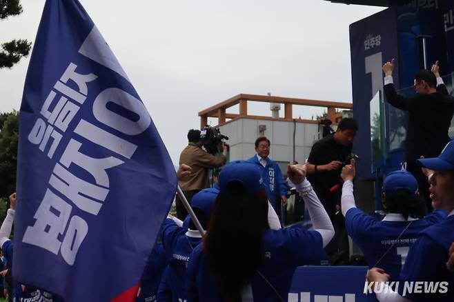 이재명 더불어민주당 대선 후보가 22일 양산 집중 유세 현장에서 연설을 위해 입장하고 있다. 양다경 기자