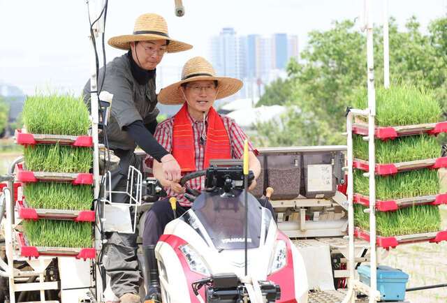 김문수 국민의힘 대선 후보가 21일 경기 고양시 덕양구에서 열린 ‘고양시 청년농업인 모내기 및 새참간담회’ 행사에 참석해 청년농부와 이앙기를 몰고 있다. 김 후보는 “제 방탄조끼는 여러분”이라며 이재명 더불어민주당 후보를 직격했다. 고양=최현규 기자