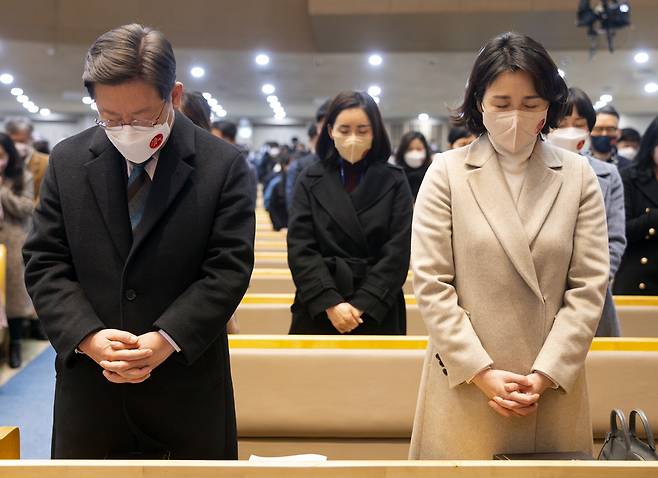 이재명 더불어민주당 대선 후보와 배우자 김혜경 씨가 2022년 1월 2일 경기도 용인 새에덴교회 주일예배에 참석해 기도하고 있다. 더불어민주당 제공
