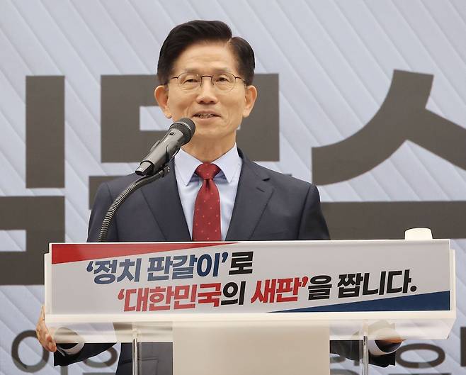 김문수 국민의힘 대선 후보가 22일 서울 여의도 국민의힘 중앙당사에서 정치개혁 관련 긴급 기자회견을 하고 있다. 연합뉴스