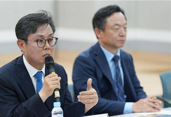 민주당 선대위 경제성장위 수석부위원장과 산업위기지역살리기위 위원장을 맡고 있는 안도걸 의원이 22일 대전 유성구에서 열린 정책간담회에서 업계 관계자들과 대화하고 있다. 안도걸 의원실 제공