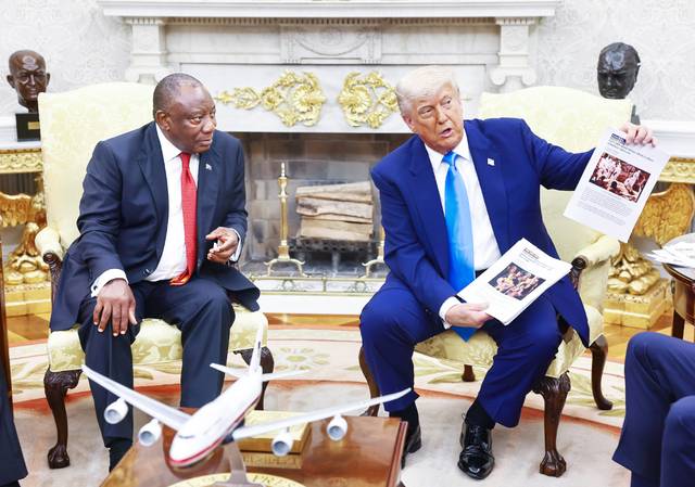 도널드 트럼프 미국 대통령이 21일(현지시간) 백악관 집무실에서 시릴 라마포사 남아프리카공화국 대통령과 회담하던 중 ‘백인 농부 집단살해’ 의혹 관련 기사를 출력한 문서를 들어 보이고 있다. EPA연합뉴스