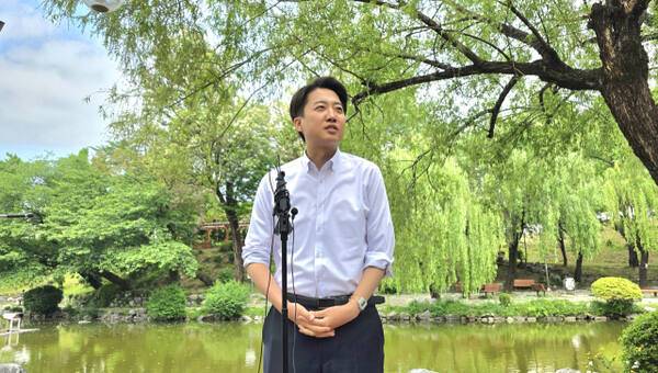 이준석 개혁신당 대선 후보가 22일 ‘학식 먹자 이준석’ 캠페인을 시작하기 앞서 인천 미추홀구 인하대학교 인경호 앞에서 기자회견을 하고 있다. 장민재기자