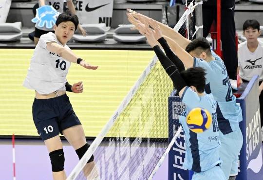 스파이크하는 대한항공의 정지석(왼쪽). 사진[연합뉴스]