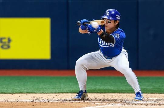 희생 번트 2번과 3루타 1개로 승리에 앞장선 삼성 김성윤. 사진[연합뉴스]