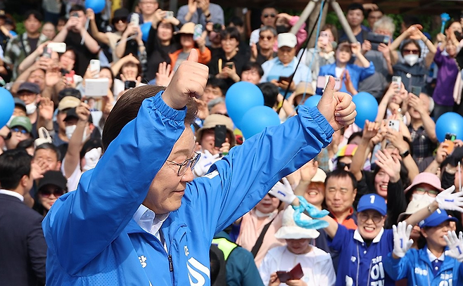 더불어민주당 이재명 대선 후보가 21일 인천광역시 부평역 북광장에서 열린 집중유세에서 시민들에게 지지를 호소하고 있다. / 사진 = 연합뉴스 [공동취재]