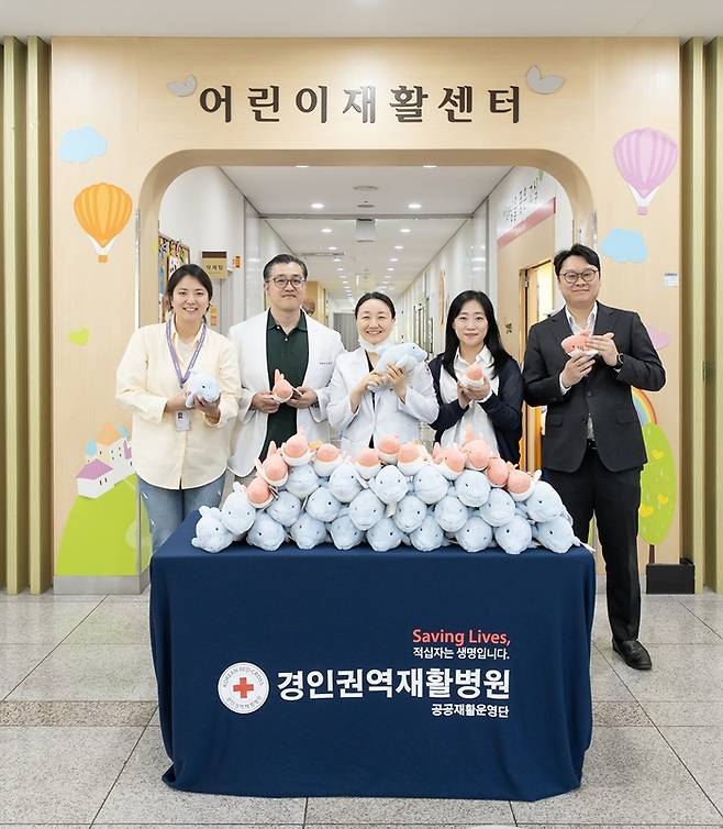 5월 7일 인스파이어 임직원들이 경인권역재활센터 어린이병동을 방문해 선물을 전달했다. / 사진=인스파이어