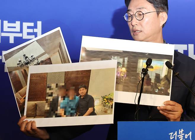 더불어민주당 노종면 선대위 대변인이 지난 19일 서울 여의도 당사에서 “윤석열 전 대통령의 내란 혐의 사건 재판장인 지귀연 서울중앙지법 부장판사가 유흥업소에서 접대받았다”라는 의혹을 제기하며 관련 사진을 공개하고 있다. [사진 출처 = 연합뉴스]