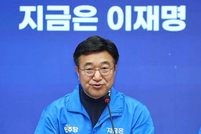 더불어민주당 윤호중 중앙선대위 총괄본부장이 22일 서울 여의도 당사에서 열린 제6차 총괄본부장단회의에서 발언하고 있다. [사진 출처 = 연합뉴스]