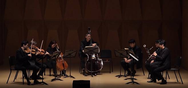 '일신작곡상' 수상자 서주리의 작품 '서울이 고궁'이 초연 중인 무대.  일신문화재단