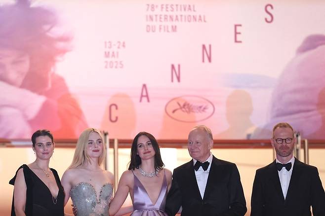 ‘센티멘탈 밸류’의 출연진과 요아킴 트리에 감독(맨 오른쪽)이 21일(현지시간) 팔레 드 페스티벌 레드 카펫 위에 선 모습. 왼쪽부터 아그네스 역의 잉가 입스도테르 릴레오스, 레이첼 캠프 역의 엘르 패닝, 노라 역의 레나타 레인스베, 구스타프 역의 스텔란 스카르스고르드, 그리고 요아킴 트리에르 감독. 레나타 레인스베는 이번 영화에서 깊은 감정선을 유지하는 연기를 펼쳤는데, 2021년 이미 요아킴 트리에르 감독의 영화를 통해 칸영화제 여우주연상을 수상했기 때문에 이번에는 여우주연상 가능성은 없어 보입니다. [AFP·연합뉴스]