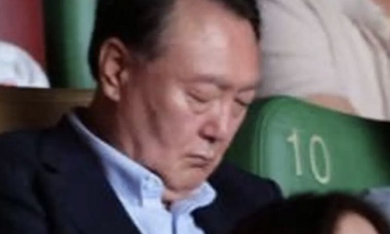 윤석열 전 대통령이 영화 ‘부정선거, 신의 작품인가’를 관람하면서 졸고 있는 듯한 모습이 카메라에 포착됐다. (사진=온라인 커뮤니티 갈무리)