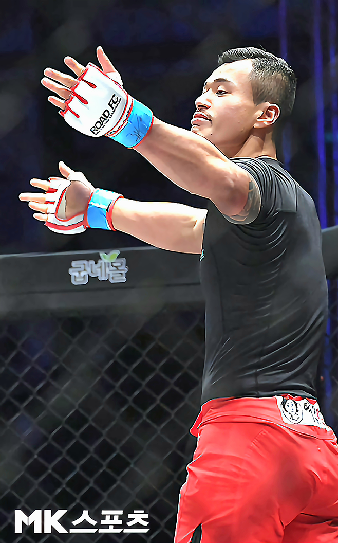 황인수가 2019년 11월 전라남도 여수시 진남체육관 로드FC 56에서 1라운드 펀치 KO승을 거둔 후 별일 아니라는 제스처를 취하고 있다. 사진=김영구 기자