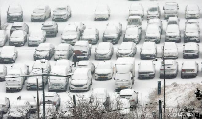 [서울=뉴시스] 조성우 기자 = 동남권을 제외한 서울 일부 지역에 대설주의보가 내려진 5일 오전 서울 여의도 국회 둔치주차장에 주차된 차량에 눈이 쌓여 있다. 2025.01.05. xconfind@newsis.com /사진=조성우
