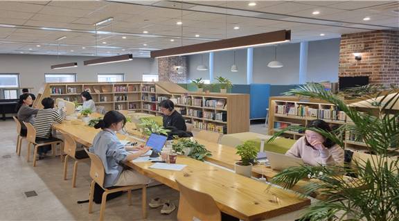 인사혁신처 직원들이 청사 내 직원 휴게공간이자 업무 혁신공간인 ‘북마루’에서 원격근무를 하고 있다. 인사처는 업무 효율을 높이는 완전한 업무환경 무선화를 위해 지난해부터 전 직원이 개별 노트북으로 일하는 ‘5G 정부망 체제’로 전환했다./사진제공=인사혁신처