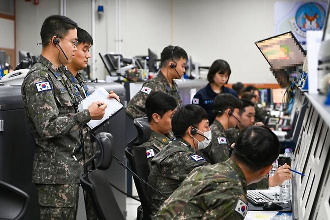 대한민국 공군 중앙방공통제소(MCRC) 무기운영팀이 항적분리 임무를 수행하고 있다. / 사진=공군