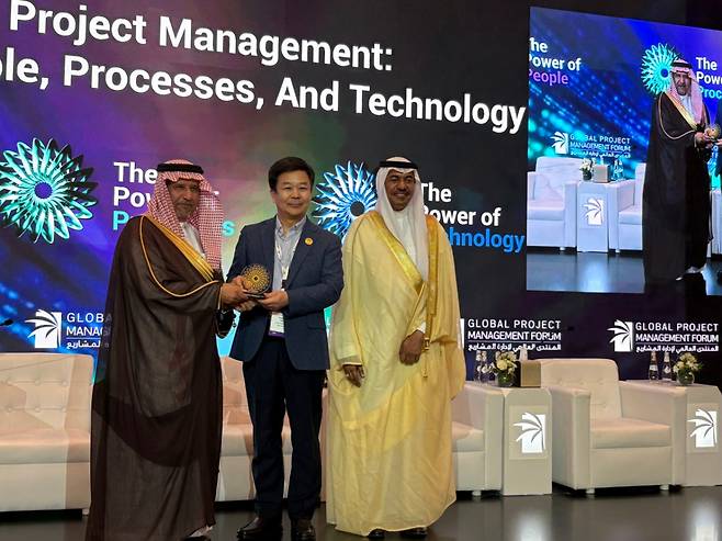 좌 사우디 교통부장관 H.E. ENG Bader Bin Abdullah AlDulami, 중앙 룸테크놀로지 문영배 부사장, 우 GPMF 의장 Badr Mohammed Burshaid, 행사 종료 후 감사패 수여 / 사진제공=로커스체인