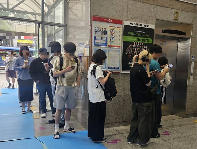 21일 오전 서울 동작구 노량진의 한 공무원 학원 앞에 수험생들이 줄을 섰다. /사진=박상혁 기자.
