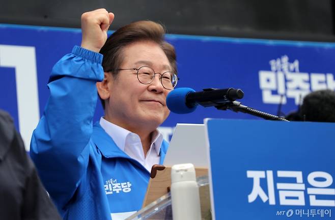 (제주=뉴스1) 오미란 기자 = 이재명 더불어민주당 대통령 후보가 22일 오전 제주동문시장 앞 탐라문화광장에서 유세를 하고 있다.(제주도사진기자회. 재판매 및 DB 금지) 2025.5.22/뉴스1  Copyright (C) 뉴스1. All rights reserved. 무단 전재 및 재배포,  AI학습 이용 금지. /사진=(제주=뉴스1) 오미란 기자