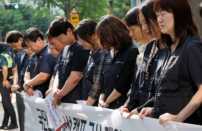 (서울=뉴스1) 이동해 기자 = 교사노동조합연맹 관계자들이 22일 서울 서대문구 경찰청 앞에서 열린 국민의힘 대선 캠프 교사 개인정보 대규모 유출 관련 긴급 기자회견을 앞두고 이날 제주의 한 중학교에서 숨진 채 발견된 40대 교사의 명복을 빌며 묵념하고 있다. 2025.5.22/뉴스1  Copyright (C) 뉴스1. All rights reserved. 무단 전재 및 재배포,  AI학습 이용 금지. /사진=(서울=뉴스1) 이동해 기자