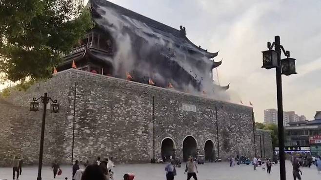 650년 된 명나라 누각 '명중도 고루'에서 기와가 무너져내리는 붕괴 사고가 발생했다. /사진=웨이보