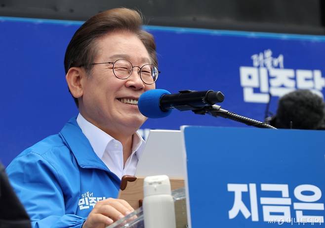 (제주=뉴스1) 오미란 기자 = 이재명 더불어민주당 대통령 후보가 22일 오전 제주동문시장 앞 탐라문화광장에서 유세를 하고 있다.(제주도사진기자회. 재판매 및 DB 금지) 2025.5.22/뉴스1  Copyright (C) 뉴스1. All rights reserved. 무단 전재 및 재배포,  AI학습 이용 금지. /사진=(제주=뉴스1) 오미란 기자