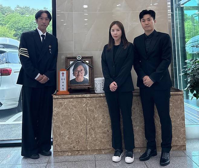 코요태 신지와 김종민이 지난 20일 지병으로 별세한 빽가의 어머니를 애도했다. /사진=인스타그램 갈무리