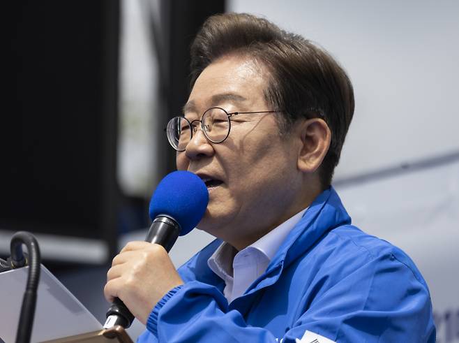 이재명 더불어민주당 대통령선거 후보가 "국민의 기본적인 삶은 국가 공동체가 책임지는 사회, 기본사회로 나아가겠다"며 8대 중점과제를 담은 '기본사회 공약'을 발표했다.  사진은 이재명 더불어민주당 대통령 후보가 지난 17일 오전 전남 나주시 금성관망화루 앞에서 열린 유세에 입장하며 시민들에게 지지를 호소하고 있는 모습. /사진=뉴스1