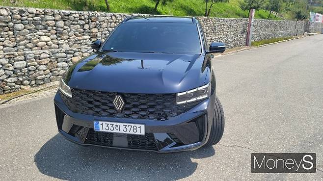 그랑 콜레오스 '에스프리 알핀 누아르'는 스포티한 디자인이 돋보인다. /사진=김창성 기자