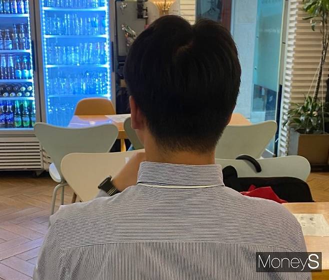 서울 한 회계법인에서 ESG경영 컨설팅 업무를 맡은 박동현씨(가명·24)는 정부 정책의 일관성이 부족한 점을 지적했다. 사진은 지난 16일 박씨의 뒷모습. /사진=유찬우 기자