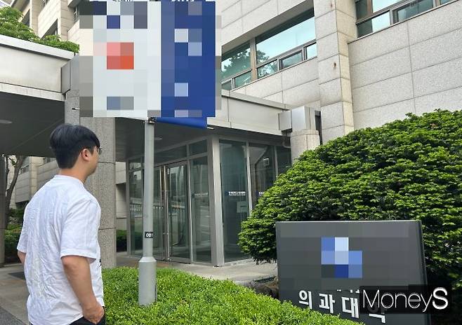 윤석열 정부와의 의정 갈등을 겪으며 정치의 중요성을 깨달았다는 의대생 이우석씨(가명·26세)는 투표를 해야 하는데 딱히 끌리는 선택지가 없다고 했다. 사진은 지난 4월29일 의대생 이우석씨(가명·26세)가 서울 소재 의대에 방문한 모습. /사진=김성아 기자