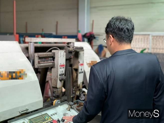 중소 스테인리스업체 사장인 김진택씨(가명·43)가 지난 27일 서울 영등포구에 위치한 자신의 사업장을 둘러보고 있다. / 사진=이한듬 기자