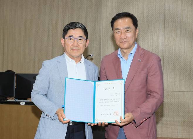 정장선 평택시장(오른쪽)이 21일 유범동 공동의장과 기념촬영을 하고 있다. / 사진제공=평택시